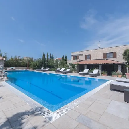 Family Friendly With A Swimming Pool - 20819 *