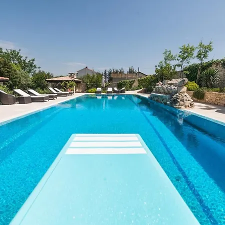 Family Friendly With A Swimming Pool - 20819 *