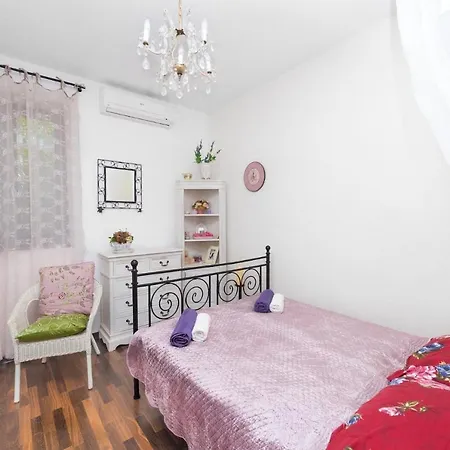 Family Friendly With A Swimming Pool - 20819 *