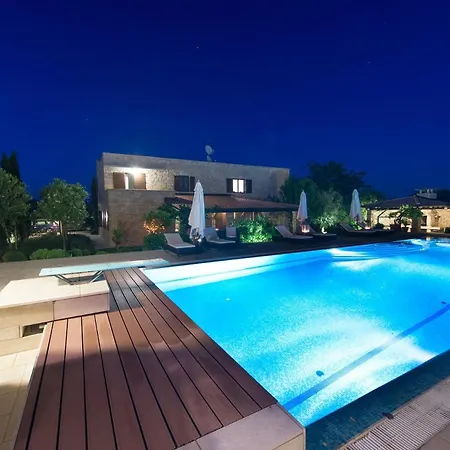 Family Friendly With A Swimming Pool - 20819 Murter