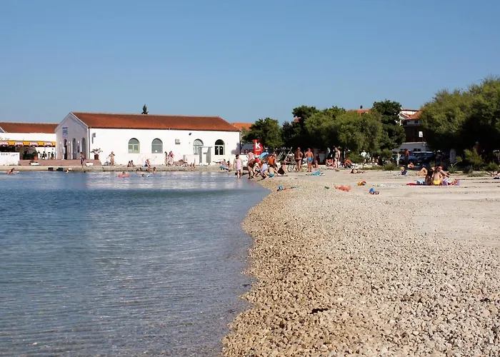 Family Friendly With A Swimming Pool - 20819