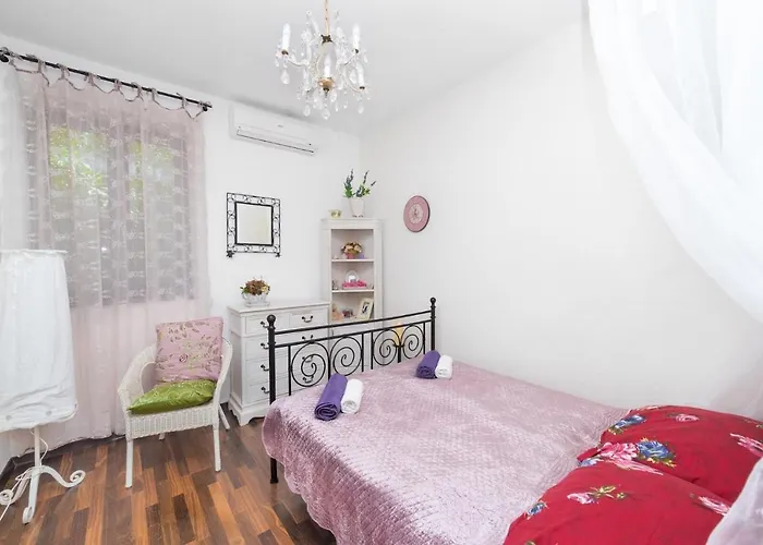 Family Friendly With A Swimming Pool - 20819 *