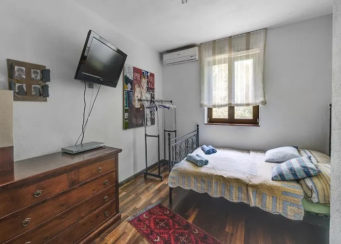 Family Friendly With A Swimming Pool - 20819