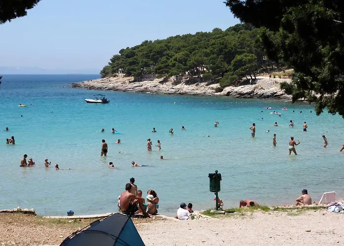 Family Friendly With A Swimming Pool - 20819