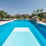 Family Friendly With A Swimming Pool - 20819 *